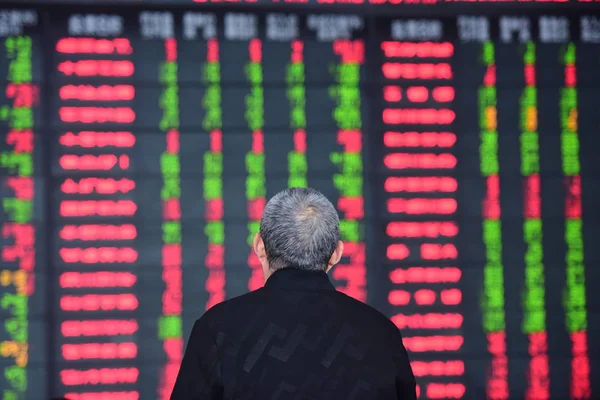 Ein Chinesischer Investor Geht Einer Elektronischen Anzeige Vorbei Auf Der — Stockfoto