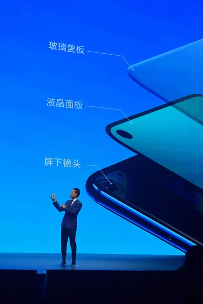 在中国中部湖南省长沙市举行的发布会上 华为科技智能手机部门负责人何刚介绍了带有打孔显示器和 0万像素摄像头的华为诺瓦4号 — 图库照片