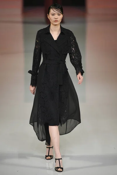 Modell Visar Skapelse Modevisning Landi Hera Shaw Den Kina Fashion — Stockfoto