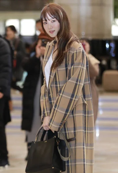 2018 ファンの選択日本の ソウル 南朝鮮の 2018 日に出席するため出発前に金浦国際空港に到着した韓国のモデルや女優李成慶 — ストック写真