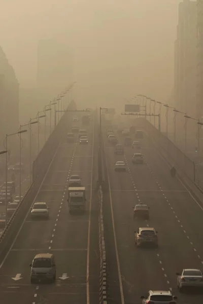 Coches Conducen Por Una Carretera Con Niebla Pesada Ciudad Harbin —  Fotos de Stock
