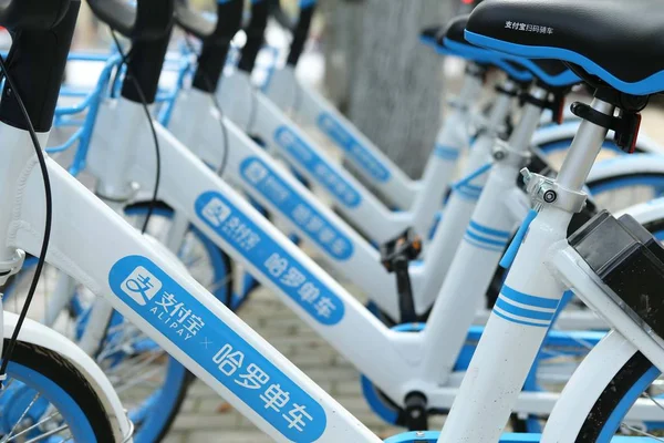 Ποδήλατα Των Κινεζικών Ποδηλάτων Μοιραμένος Υπηρεσία Hellobike Παρατάσσονται Ένα Δρόμο — Φωτογραφία Αρχείου
