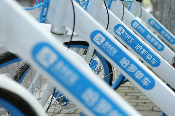 2018年3月25日 中国自行车共享服务 Heliobike 的自行车在中国上海的一条公路上排起了长队 — 图库照片
