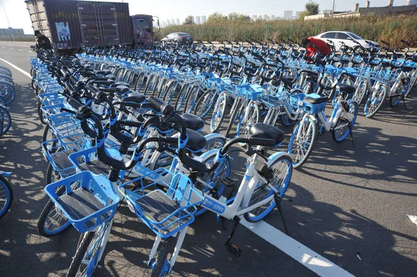 Ποδήλατα Των Κινεζικών Ποδηλάτων Μοιραμένος Υπηρεσία Hellobike Παρατάσσονται Ένα Δρόμο — Φωτογραφία Αρχείου