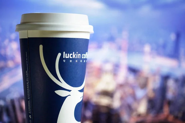 2018年12月22日 一位顾客在中国北京新咖啡品牌Luckin咖啡的商店里展示一杯幸运咖啡 — 图库照片