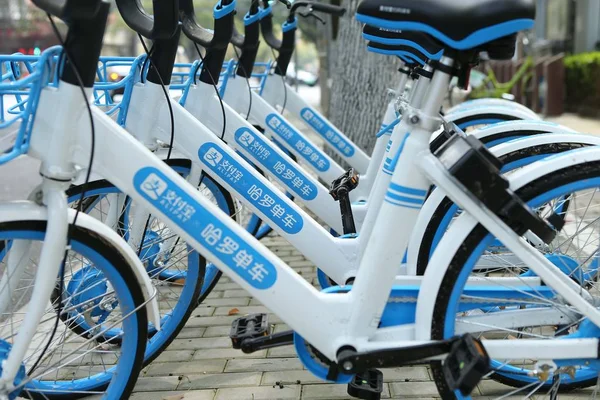 Bicicletas Del Servicio Chino Bicicletas Compartidas Hellobike Alinean Una Carretera — Foto de Stock