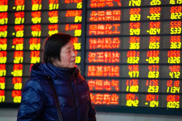 Een Chinese Investeerder Kijkt Aandelenindex Prijzen Van Aandelen Rood Voor — Stockfoto