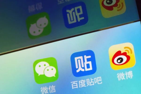 Usuário Celular Chinês Mostra Ícones Aplicativo Mensagens Esquerda Weixin Wechat — Fotografia de Stock