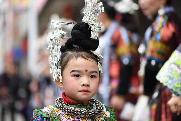 Маленька Дівчинка Капелюхах Характеристиками Групи Донг Етнічна Відвідує Традиційний Dongnian — стокове фото