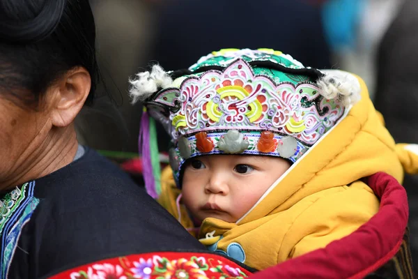 ドン族の特徴を持つ帽子をかぶった少年が 中国南西部の貴州省 龍江郡 Qiandongnan Miao 東自治区のレリ町で行われた伝統的な東ニアン祭りに出席する 2018年12月27日 — ストック写真