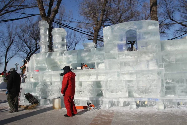 Китайские Рабочие Занимаются Ледяной Скульптурой Форме Поезда Вдоль Реки Сонхуа — стоковое фото