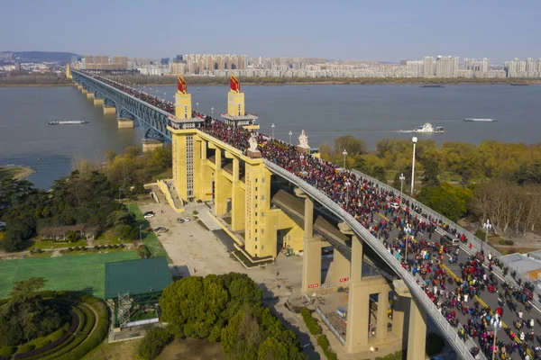 People Flock Nanjing Yangtze River Bridge Last Public Open Day — Stock Photo, Image