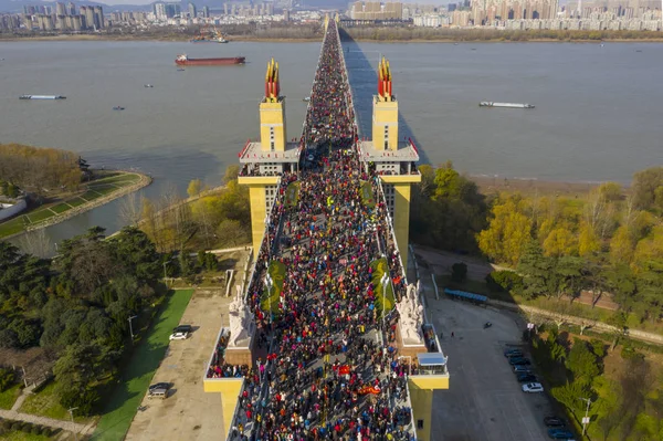 Άνθρωποι Συρρέουν Στη Γέφυρα Του Ποταμού Yangtze Nanjing Κατά Την — Φωτογραφία Αρχείου