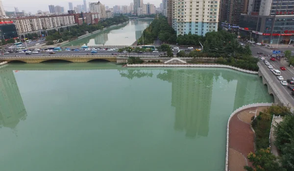 Vista Aérea Rio Coberto Com Algas Azuis Verdes Cidade Nanchang — Fotografia de Stock