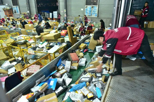 Китайские Рабочие Рассортировывают Посылки Большинство Которых Интернет Магазина Singles Day — стоковое фото