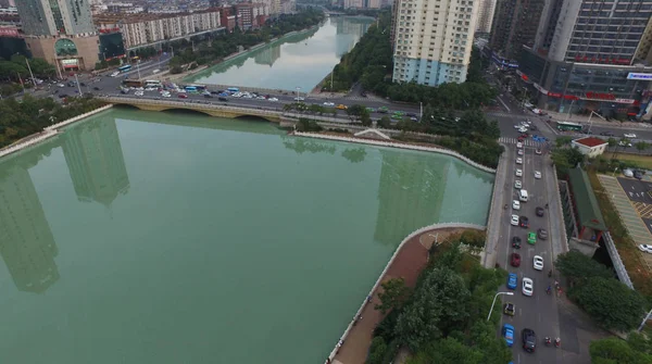 Pemandangan Udara Dari Sebuah Sungai Yang Ditutupi Dengan Ganggang Biru — Stok Foto