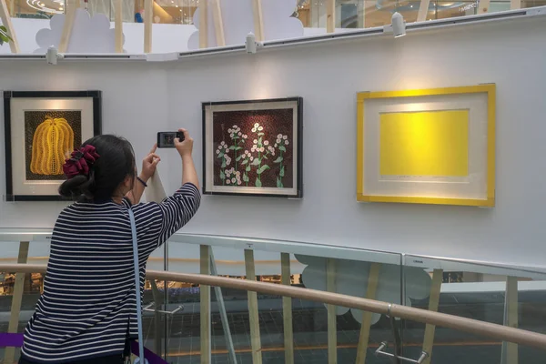 Menschen Besuchen Die Gemeinsame Kunstausstellung Von Yayoi Kusama Und Takashi — Stockfoto