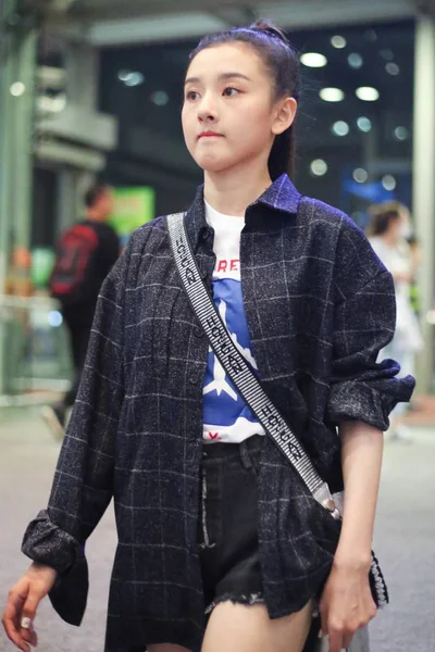 2018年9月18日 中国女演员宋祖儿在中国北京举行的2019年斯普林 夏季米兰时装周期间准备参加霍根时装秀时抵达北京首都国际机场 — 图库照片