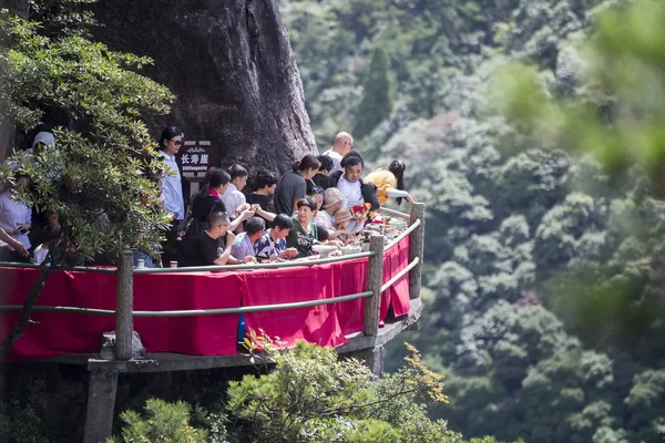 Restaurantes Desfrutam Paisagem Das Iguarias Banquete Realizado Longo Borda Penhasco — Fotografia de Stock