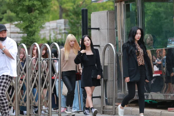 Mitglieder Der Südkoreanisch Chinesischen Mädchengruppe Cosmic Girls Auch Bekannt Als — Stockfoto
