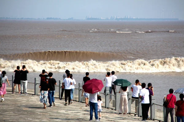 Visitatori Residenti Locali Osservano Onde Una Marea Del Fiume Qiantang — Foto Stock