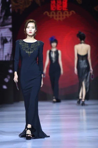Model Displays New Creation Xifuhui Fashion Show 2018 Beijing Fashion — ストック写真