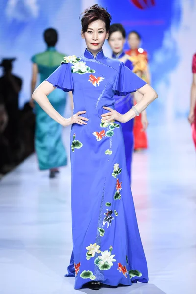 Model Displays New Creation Jiang Xuanmin Four Famous Chinese Embroideries — Stock Fotó
