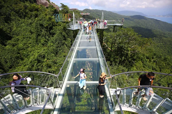 Los Turistas Caminan Por Una Pasarela 400 Metros Largo Cielo —  Fotos de Stock