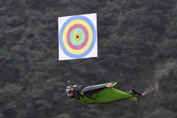 Wingsuit Flieren Tävlar Han Passerar Genom Ett Mål 7Th World — Stockfoto