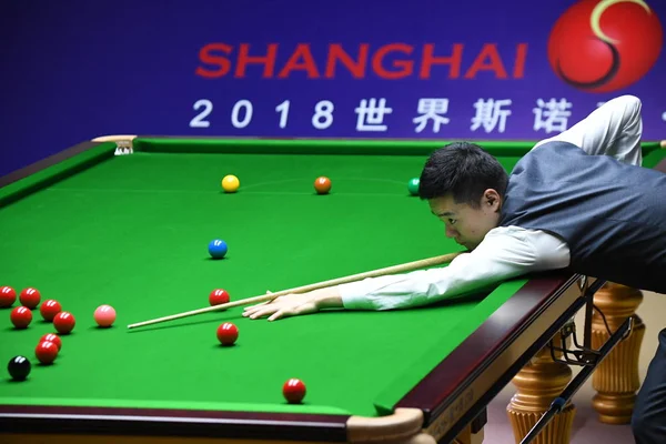 中国の丁俊暉は ショットを 2018年上海マスターズ スヌーカー トーナメント中国 上海市に 2018 日の間に準決勝戦でイギリスのバリー ホーキンスに果たしています — ストック写真