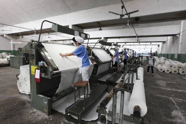 Una Trabajadora China Encarga Producción Hilados Una Fábrica Textil Ciudad —  Fotos de Stock