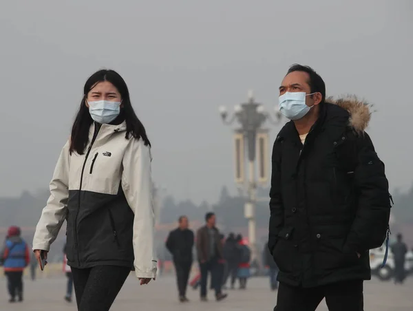 Chinese Toeristen Het Dragen Van Gezichts Maskers Tegen Luchtvervuiling Bezoek — Stockfoto