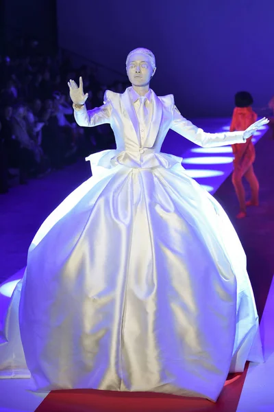 Model Wyświetla Nowe Stworzenie Pokaz Mody Sheguang Podczas 2019 Chiny — Zdjęcie stockowe