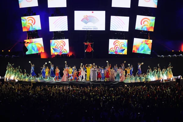 Animadores Atletas Chinos Actúan Espectáculo Hangzhou Durante Ceremonia Clausura Los — Foto de Stock