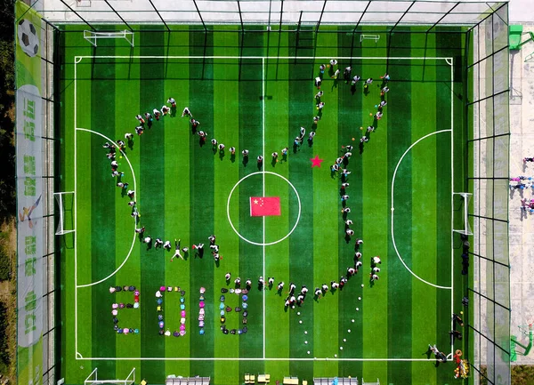 Estudantes Alinham Uma Quadra Futebol Para Formar Forma Mapa China — Fotografia de Stock