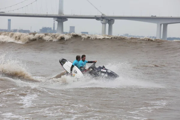 Deltagarna Tar Motorbåt Som Surfar Tidvatten Borrning Qiantang River Hangzhou — Stockfoto