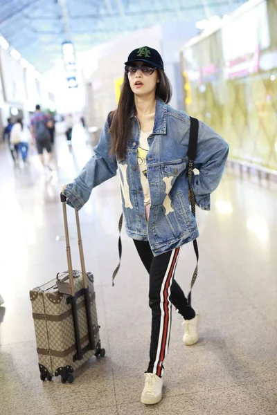 Chińska Aktorka Dociera Międzynarodowego Lotniska Shanghai Pudong Przed Odlotem Szanghaju — Zdjęcie stockowe