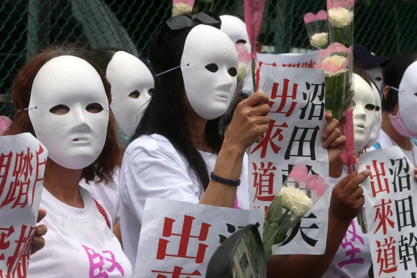 Ativistas Direitos Humanos Taiwaneses Mascarados Seguram Banners Dizendo Mitsuhiko Fujii — Fotografia de Stock