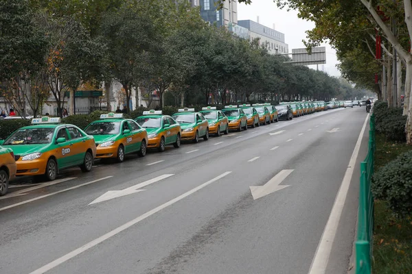 Los Taxis Hacen Cola Para Llenar Sus Tanques Una Calle — Foto de Stock