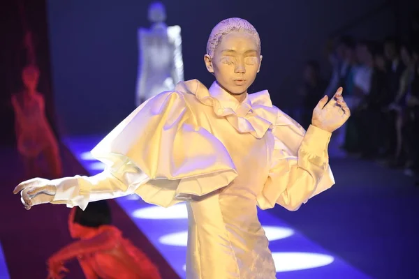 Model Wyświetla Nowe Stworzenie Pokaz Mody Sheguang Podczas 2019 Chiny — Zdjęcie stockowe