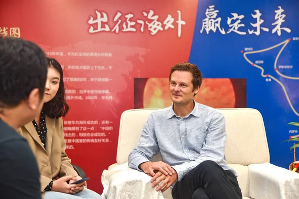 フランスの理論物理学者クリストフ Galfard 中国北西部の陝西州西安市で開催される第2回グローバル プログラマーの祭りを予熱したインタビューに出席し 9月19日2018 — ストック写真