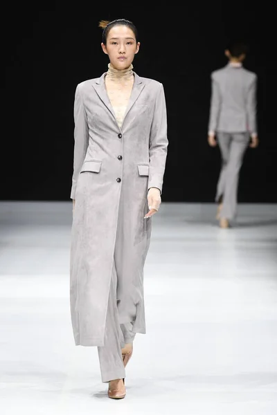 モデルはトレイシー チュー ファッションショー 2018 北京ファッションウィーク期間中に北京 2018 で新しい創造を表示します — ストック写真