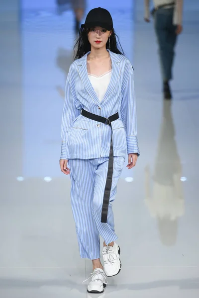 Model Displays New Creation Fashion Show Landi Hera Shaw China — Stock Photo, Image