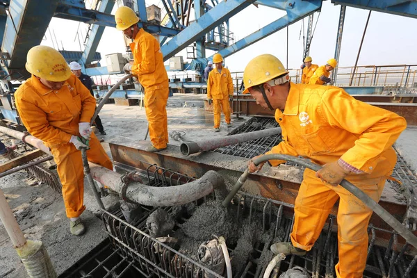 Trabajadores Chinos Trabajan Sitio Construcción Del Puente Del Río Tanghe —  Fotos de Stock