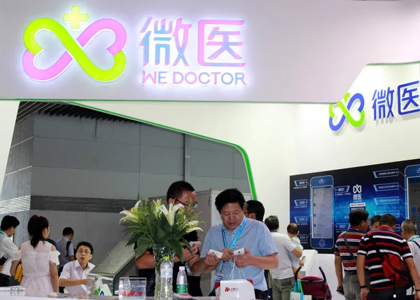 People Visit Stand Tencent Backed Online Health Care Startup Wedoctor — Stock Photo, Image