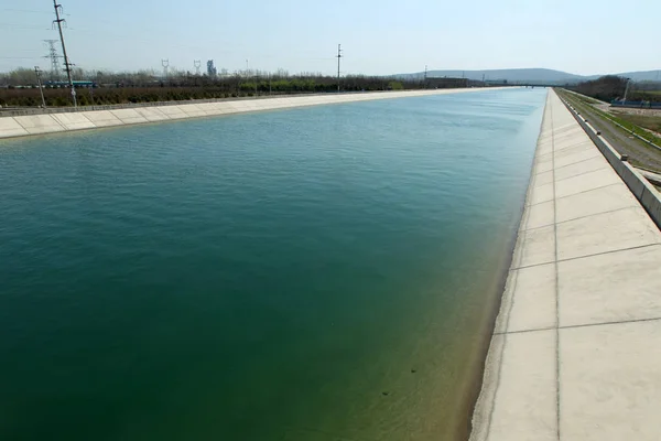 中国河南省中川市の南北水転換プロジェクトの中央 ルートの水路の眺め 2017年3月26日 — ストック写真
