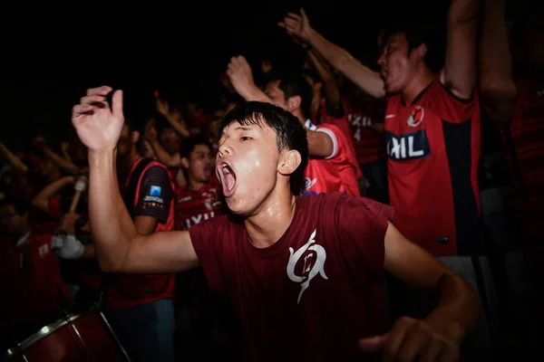 Fußballfans Schwenken Fahnen Und Rufen Parolen Ihre Unterstützung Für Japans — Stockfoto
