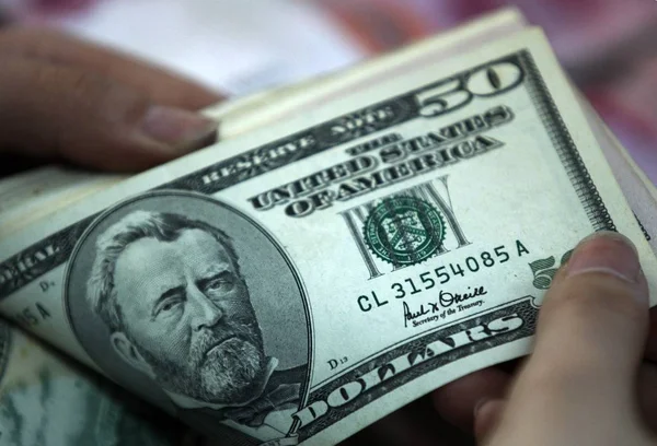 Kinesiska Kontorist Räknar Oss Dollar Anteckningar Över Rmb Renminbi Yuan — Stockfoto