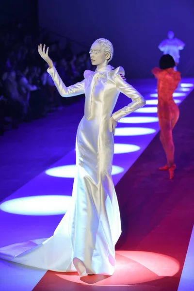 Modelo Muestra Una Nueva Creación Desfile Moda Sheguang Durante Semana — Foto de Stock