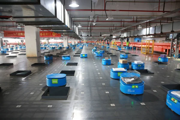 Wifi Ausgestattete Selbstladende Roboter Verteilen Pakete Aus Dem Online Shopping — Stockfoto